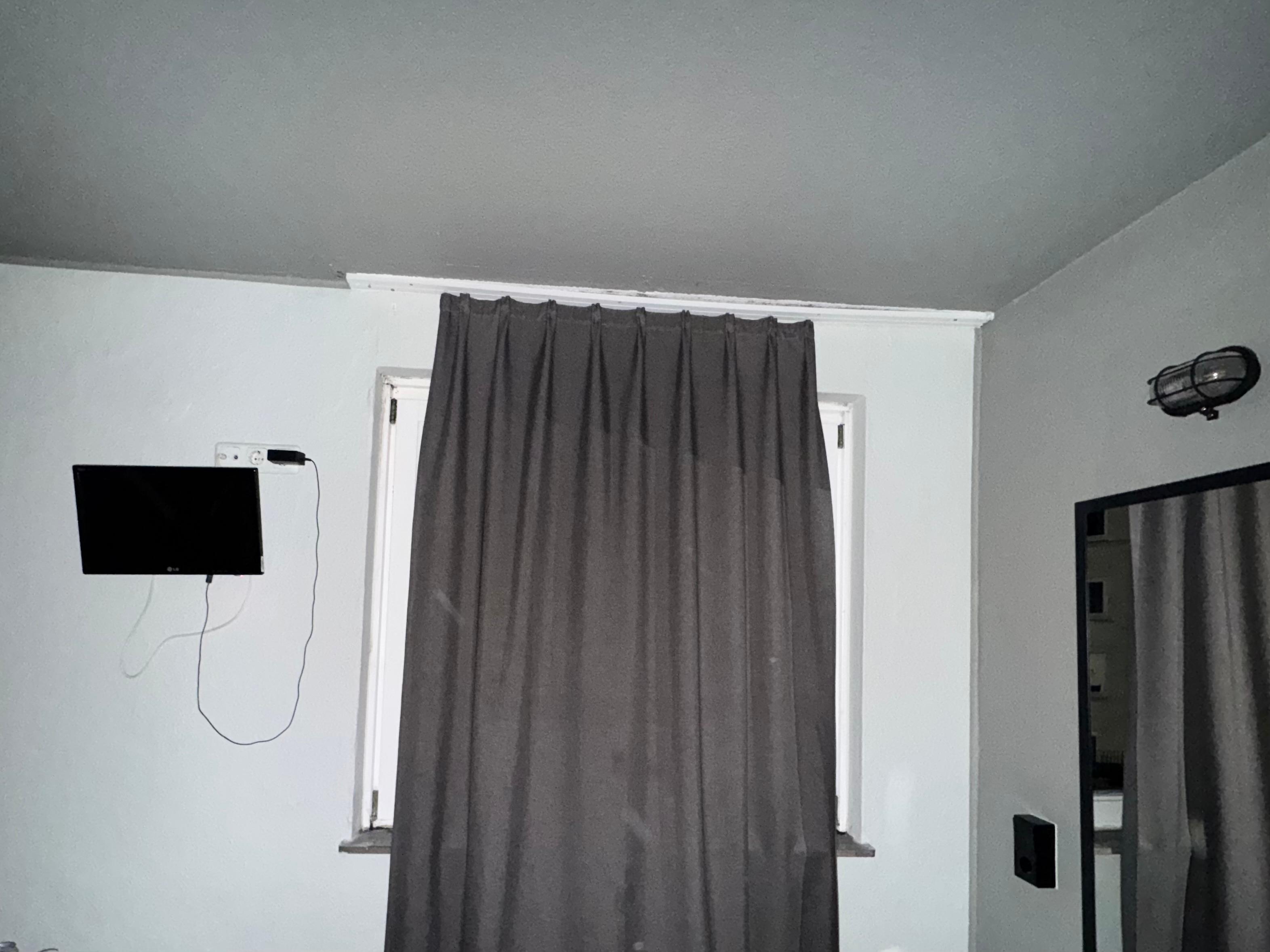 Links oben der gefühlt kleinste TV der Welt. Der Lichtschutz ist zu schmal für das Fenster.