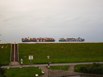 Aussicht vom Balkon, Container Schiffe.