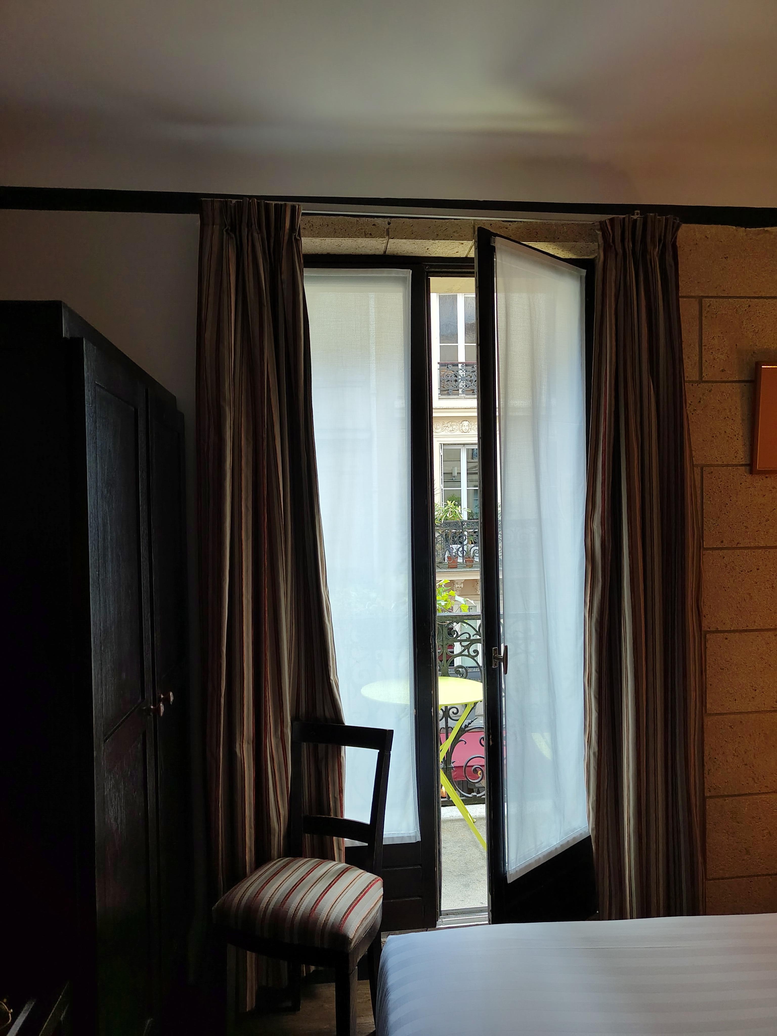 Sängände, skrivbord, förvaring och balkong