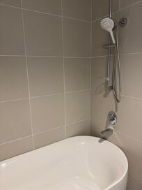 バスタブあり。でもここはトイレの隣で壁無しなので、私は利用せず。