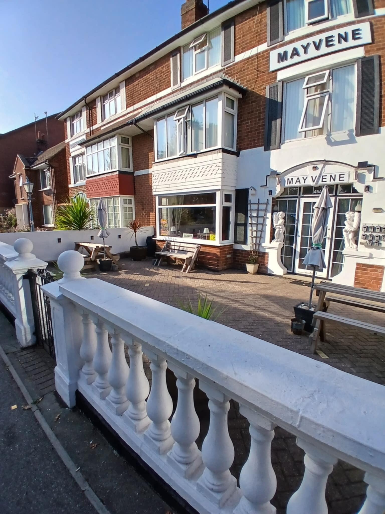 Lovley terrace to sit and relax in the sunshine 