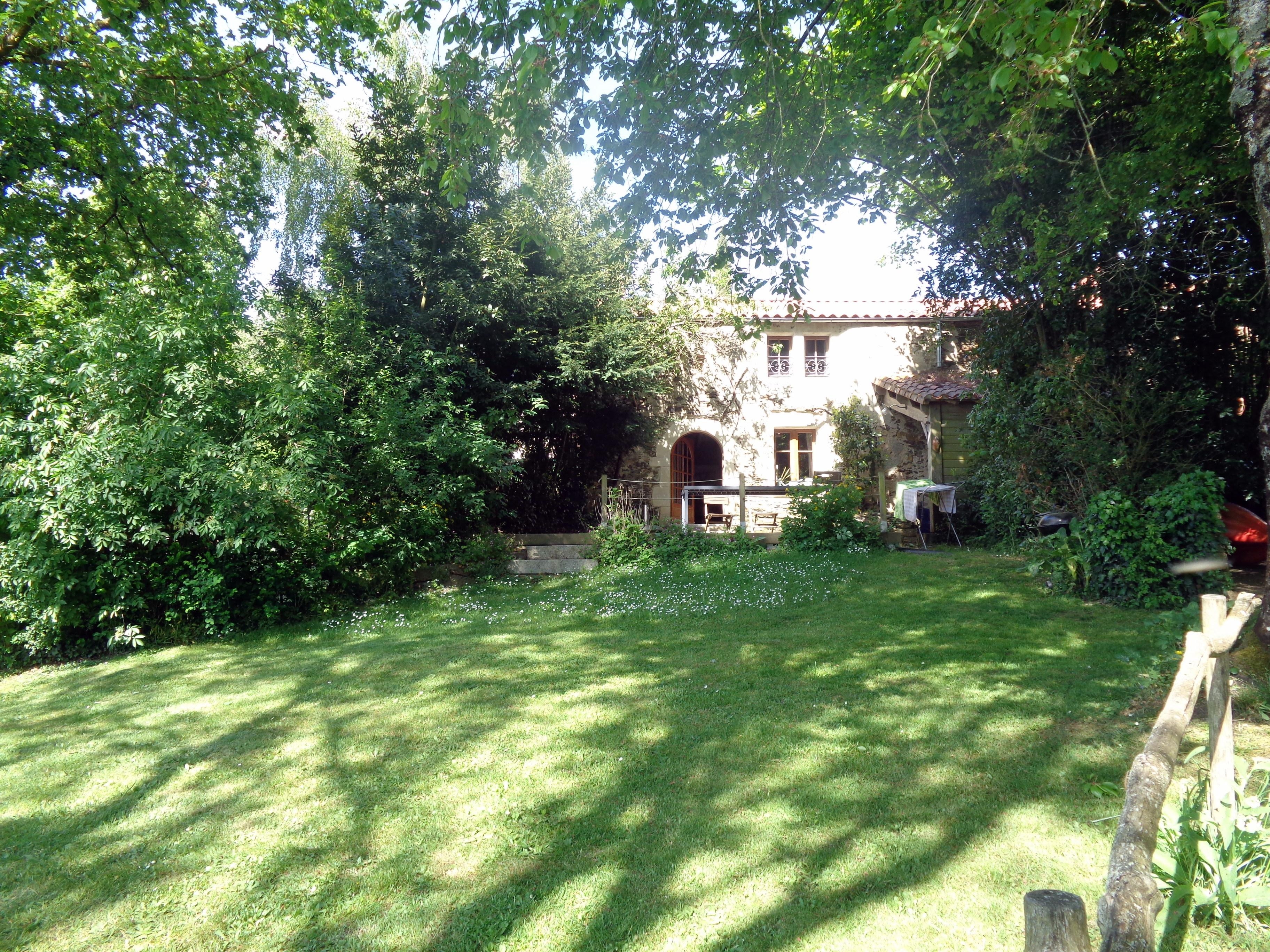 Le gîte vu depuis le lac. Espace verts très bien entretenus.