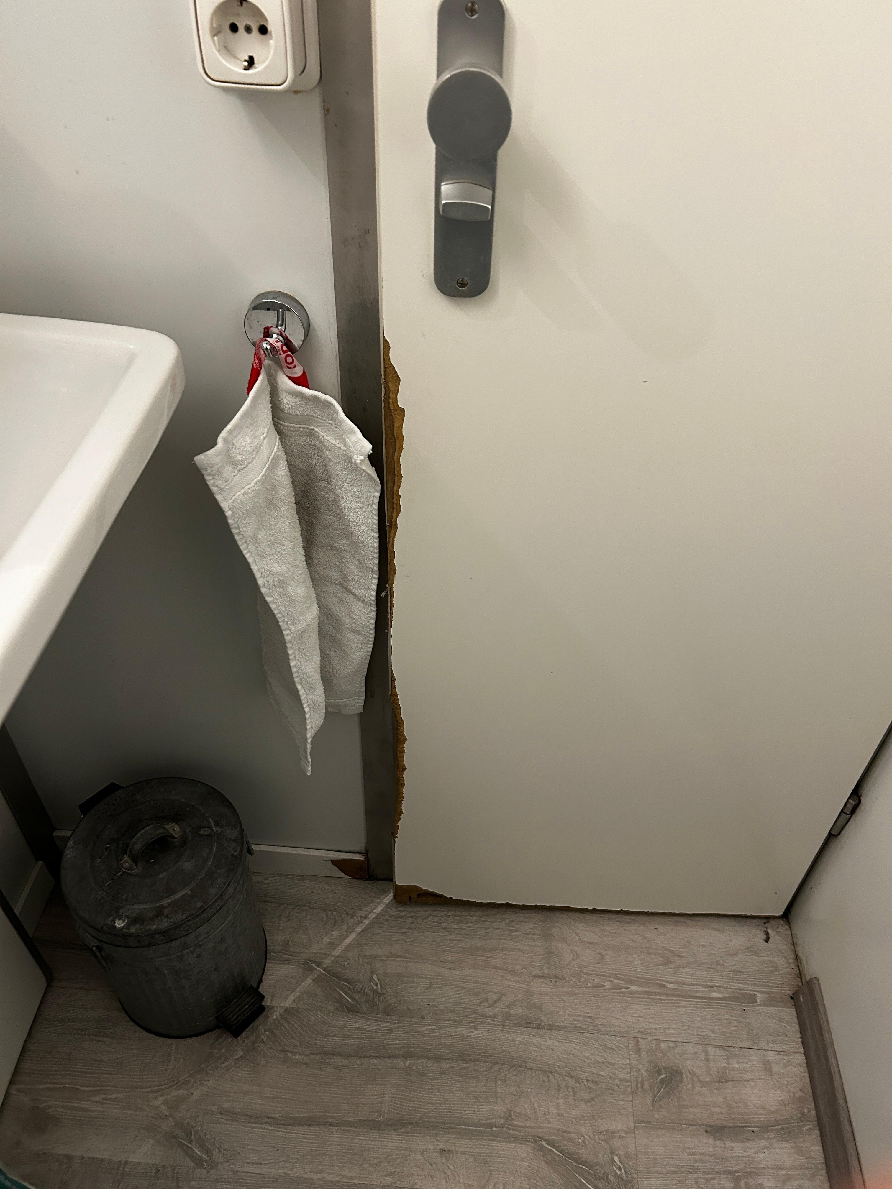 Tür Bad, Fußleisten, verschmutzt und abgenutzt