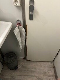 Tür Bad, Fußleisten, verschmutzt und abgenutzt