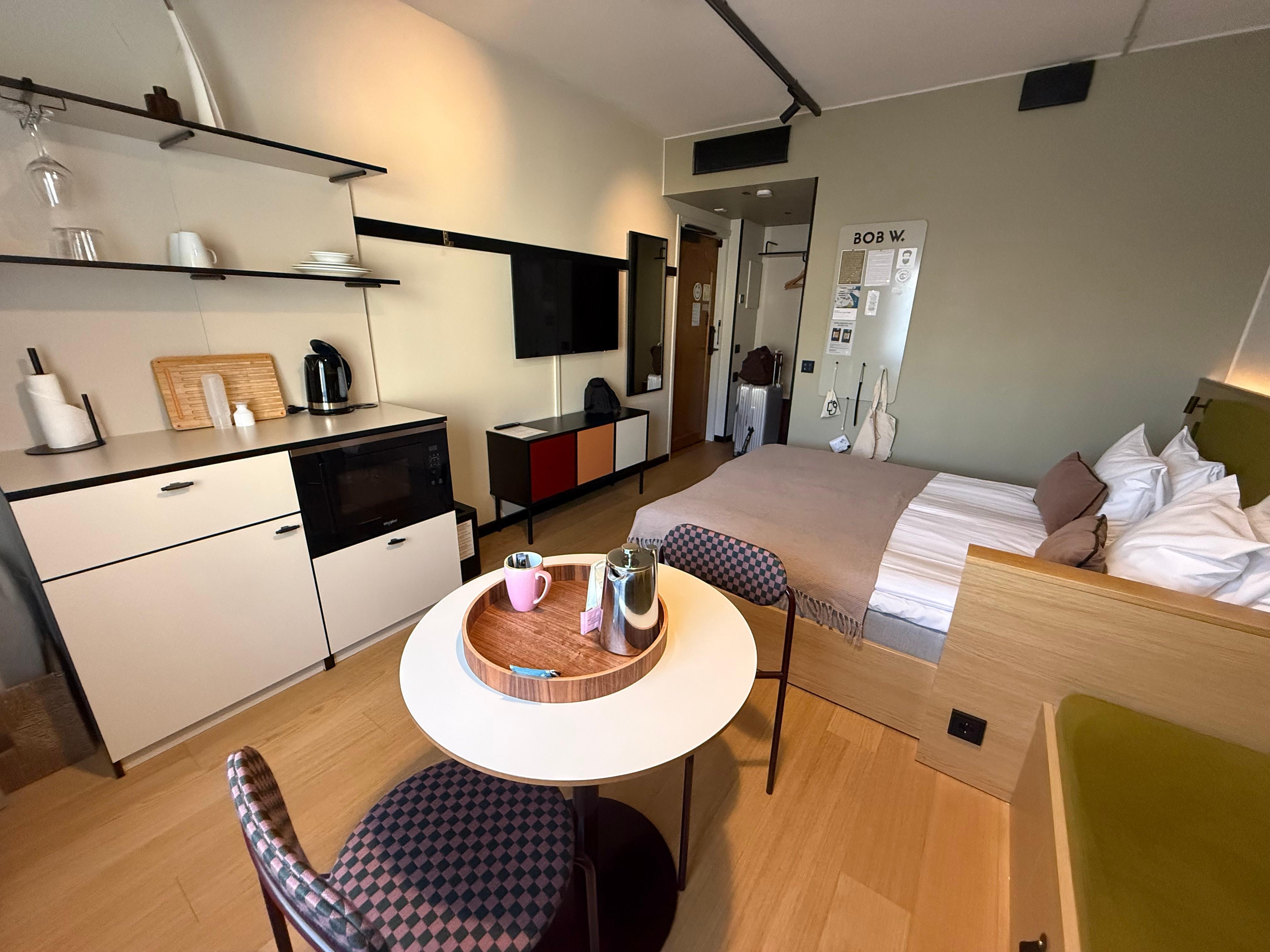 広くてレンジやポットがあるのは便利だった。