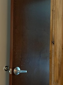 Fue la peor experiencia en este hotel porque mire un anuncio pero no era realidad eso cuarto sucio y baño tenía un mal olor todo el cuarto y les dije en recepción y no les importó aparte es horrible el parqueadero tienes que darles el carro porque no
