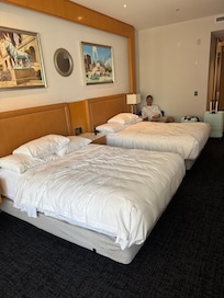 Spacious huge room with two Queen beds