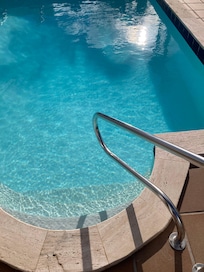 Kristallklares Poolwasser