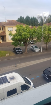 pas de verdure sur l'enceinte de l'établissement comme indiqué dans l'annonce mais une rue très passante