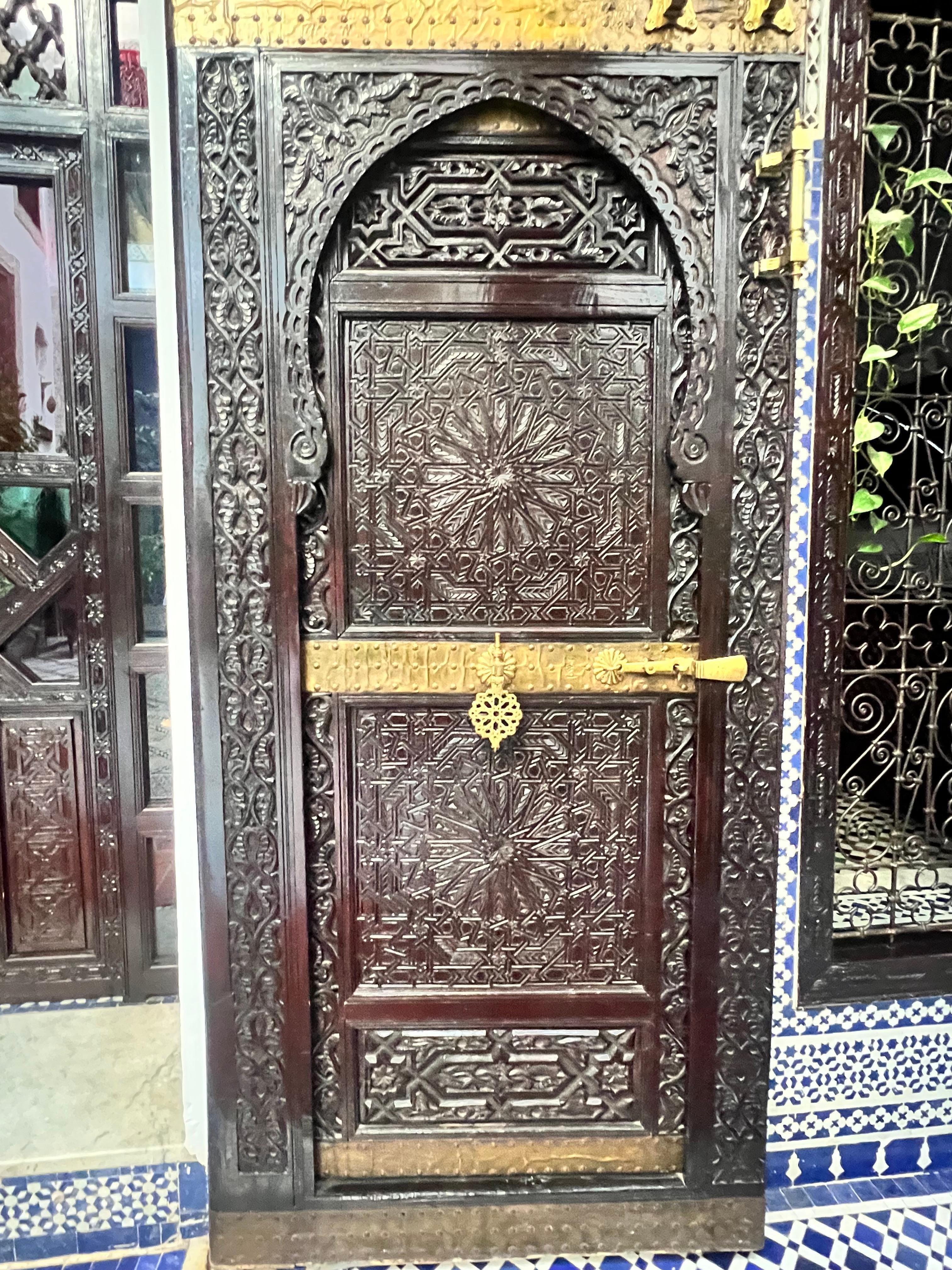 Una puerta labrada y todas son así.