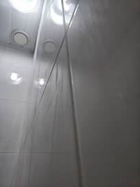 Não limparam sequer o rejunte na parede.