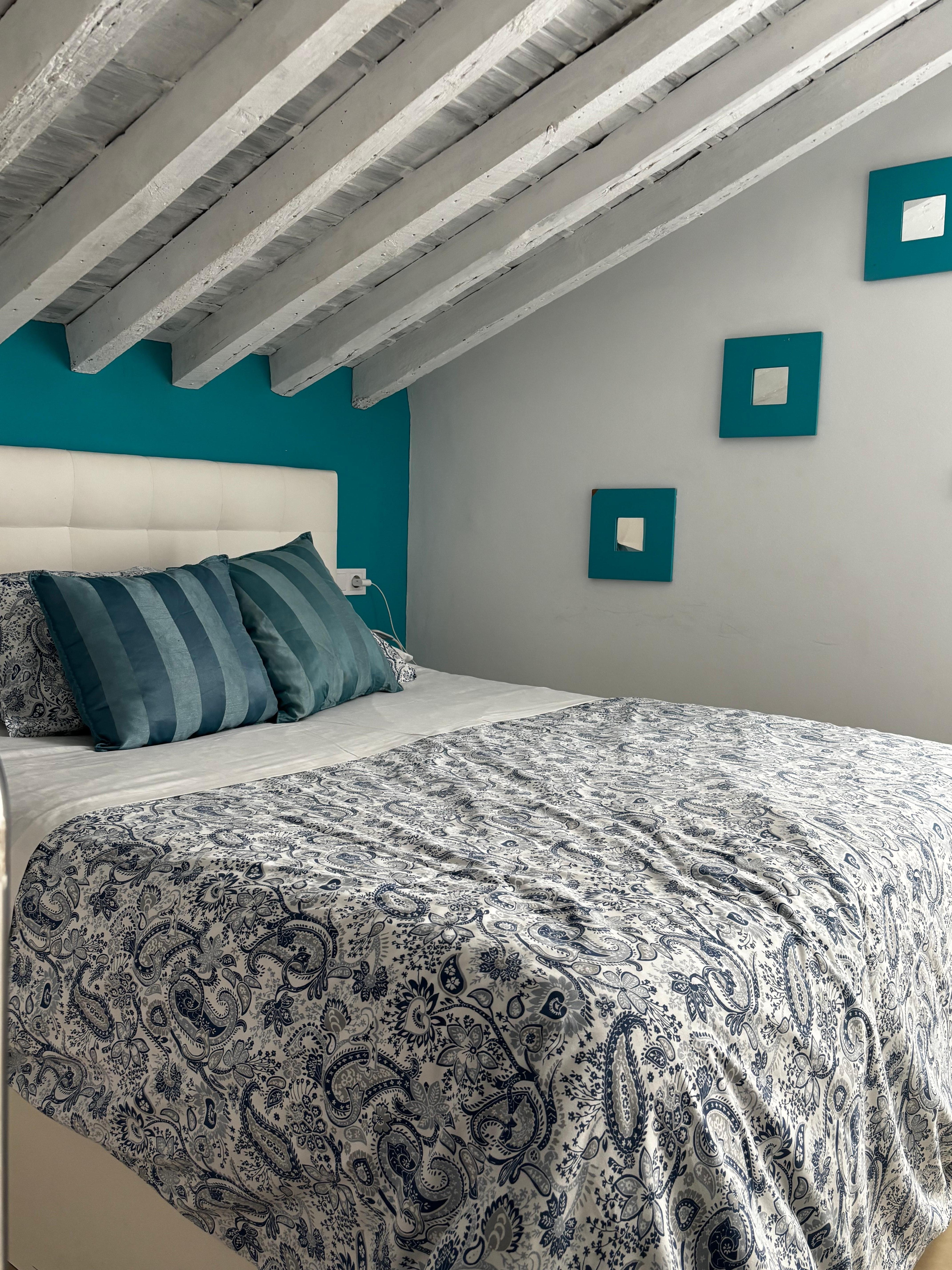 Boven is de slaapkamer, minpuntje is de matras, je rolt naar het midden toe als je met 2 mensen bent 