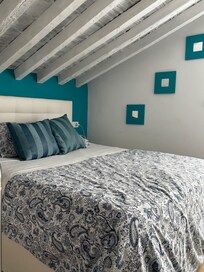 Boven is de slaapkamer, minpuntje is de matras, je rolt naar het midden toe als je met 2 mensen bent