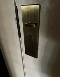 What’s missing in this picture? A door handle