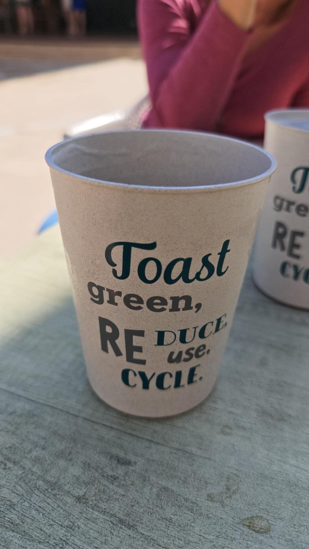 Sistema de ficha pra pegar esses copos, sistema totalmente burocrático. ALL inclusive com fila para pegar bebidas.