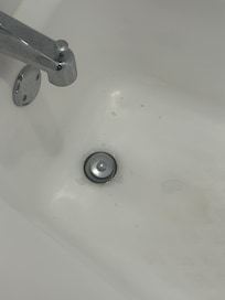 Bath tub looked gross and old