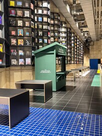 상가내 식당2층 책보는곳 아님 그냥 전시