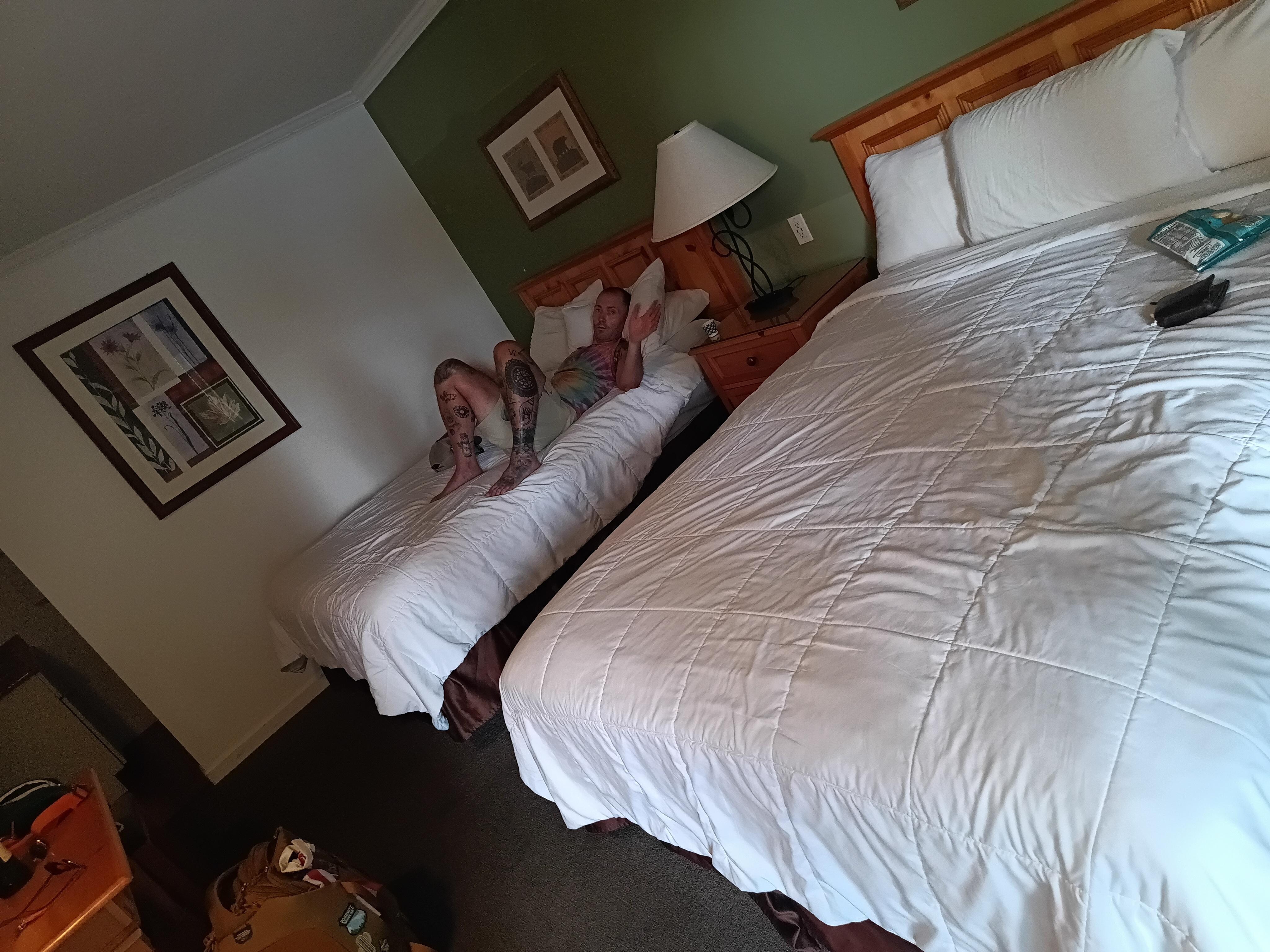 Clean and spacious room. 