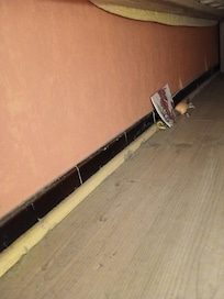 En prime l'appartement était sale , ma femme a du passé le balai dans tout l'appartement ainsi que la serpillière photo à l'appui