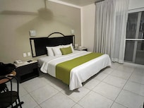 Hotel- very nice room with thoughtful employees.