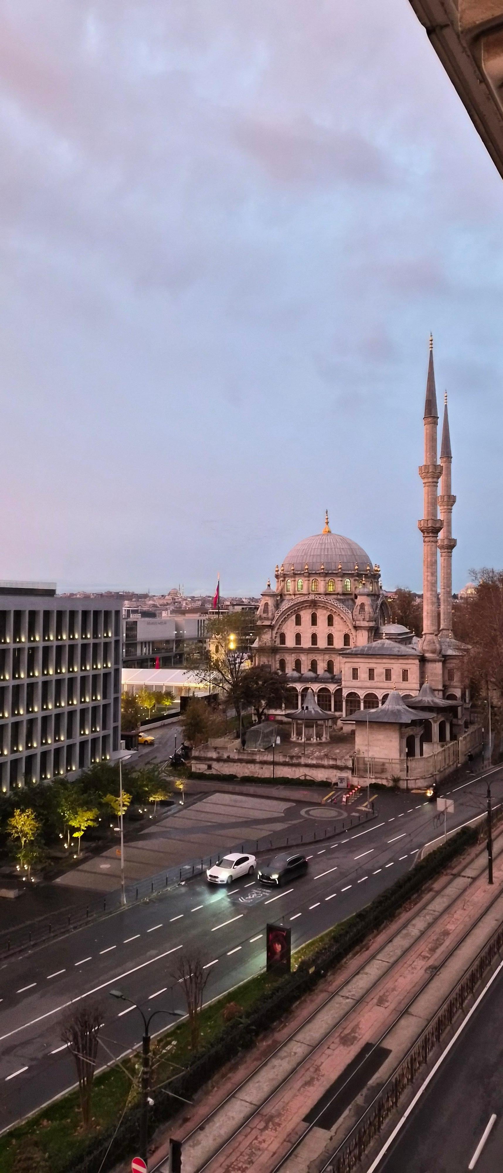 Blick aus dem Zimmer 6. Etage nach rechts zur Moschee Tophane, sowie zur Strassenbahnhaltestelle