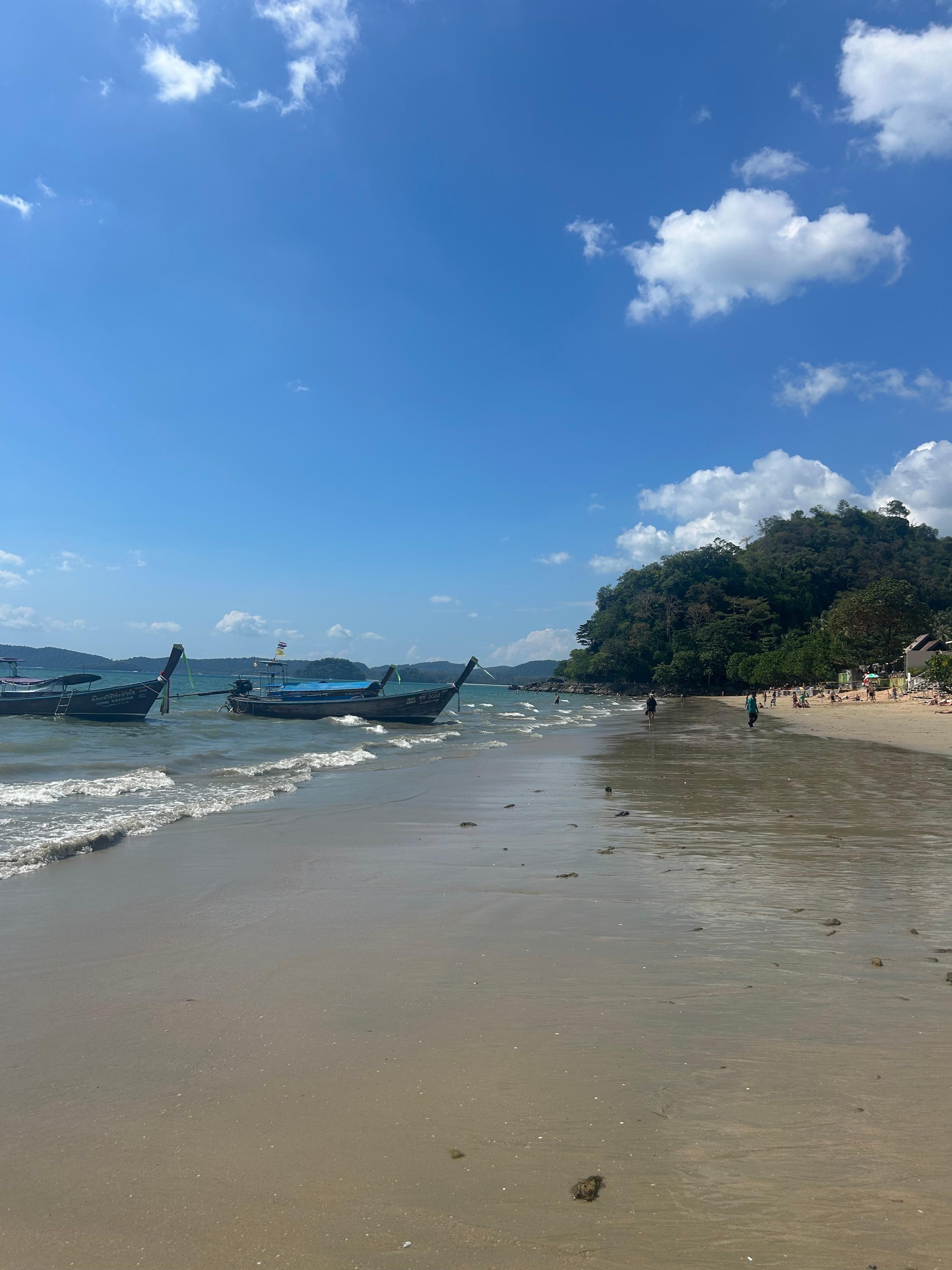 Stranden utenfor hotellet. 