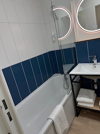 Shower/Tub
