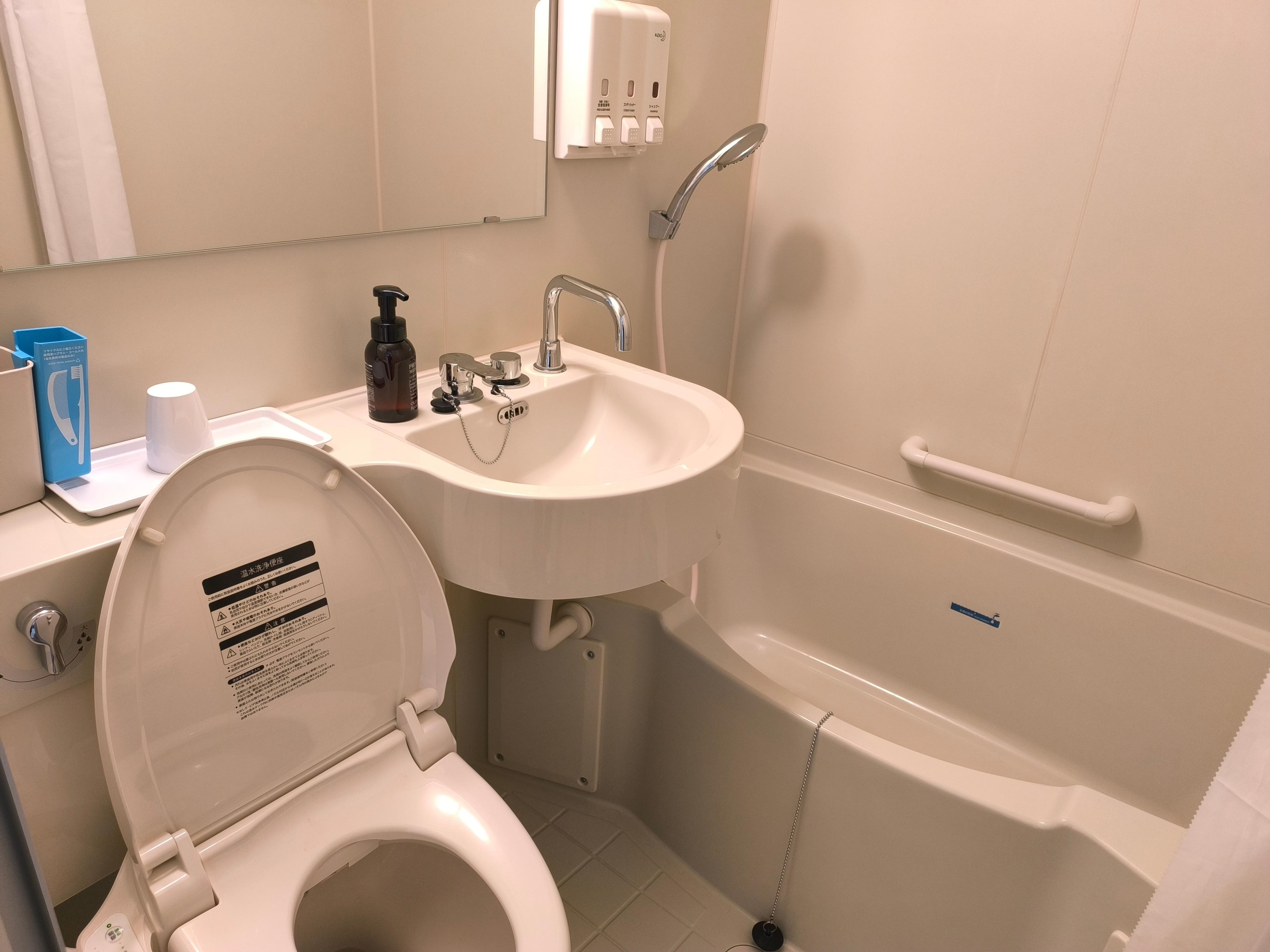 衛浴全套，簡潔乾淨。