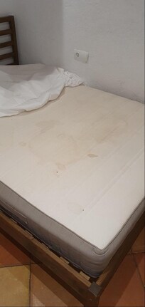 Möchten sie auf dieser Matraze schlafen? Die Zudecken hatten keine Bezüge. Mega eklig.