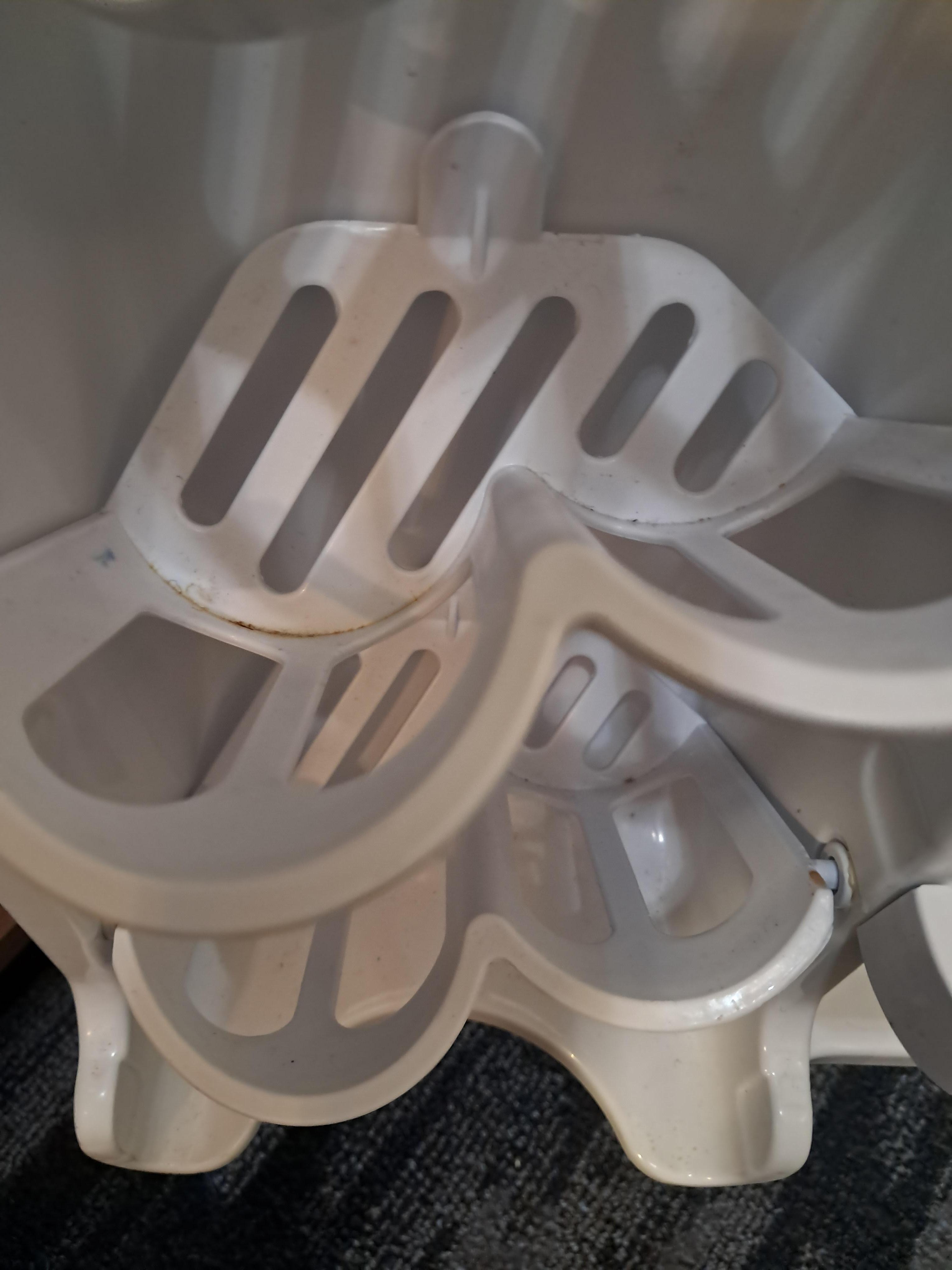 Dirty fridge in room, not cold. 