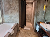 Es gibt 2 Badezimmer
