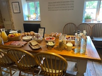 breakfast table - delivious