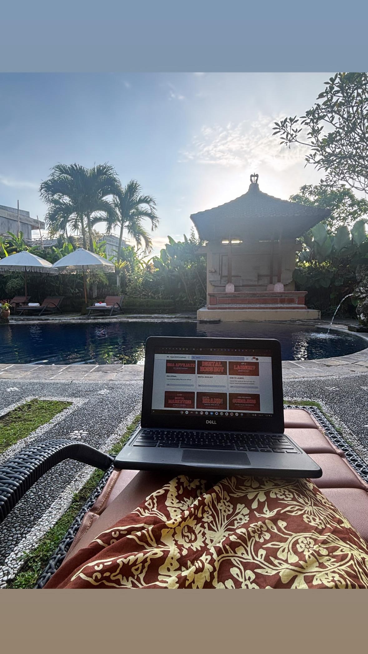 Coworking poolside 