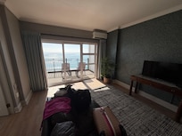 2 Zimmer suite. Hier gab es eine Klimaanlage die leider bis zum Schlafzimmer nicht reichte. Über 27 grad im Zimmer.