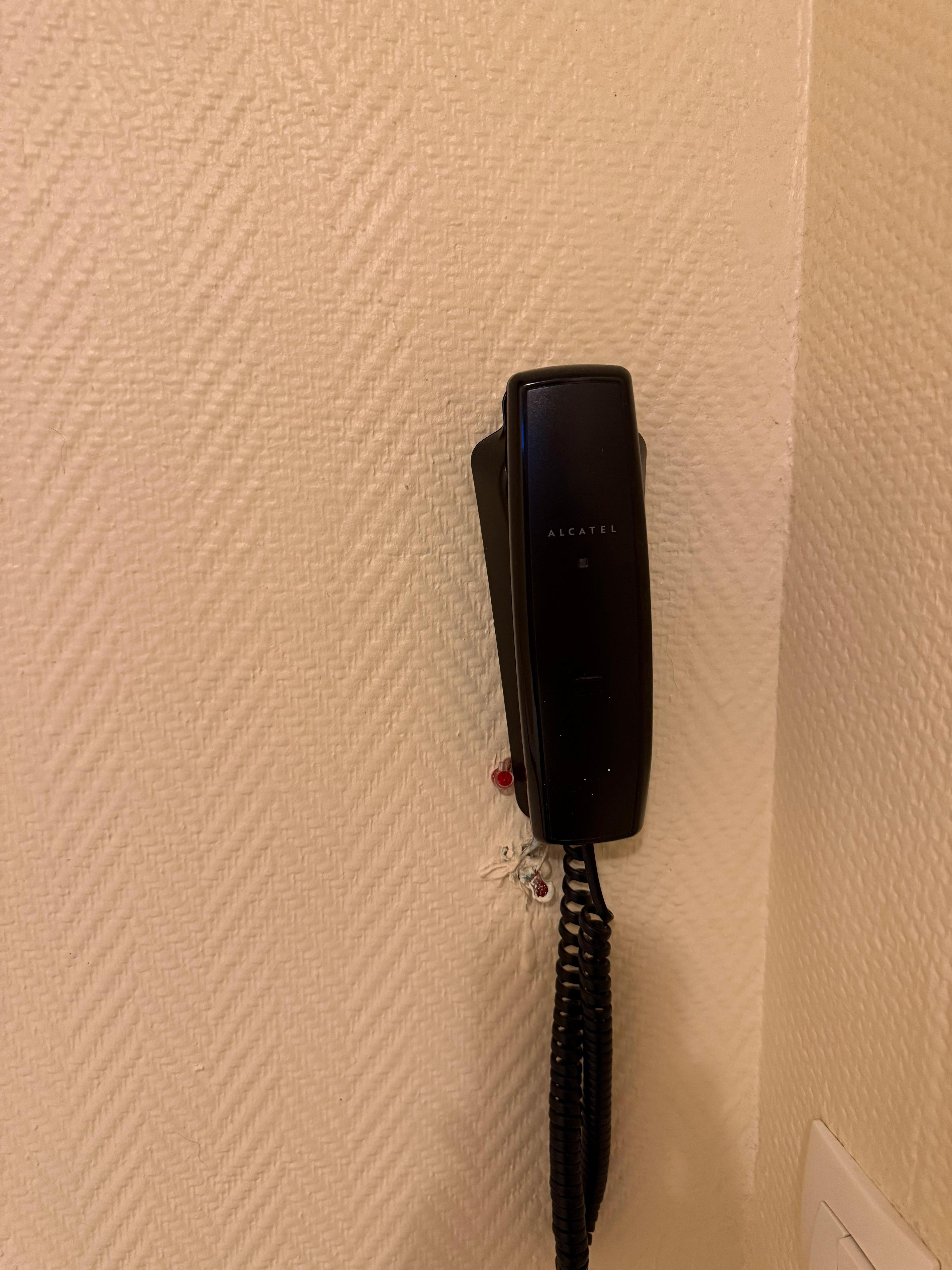 Le telephone tient a peine et ne marche pas