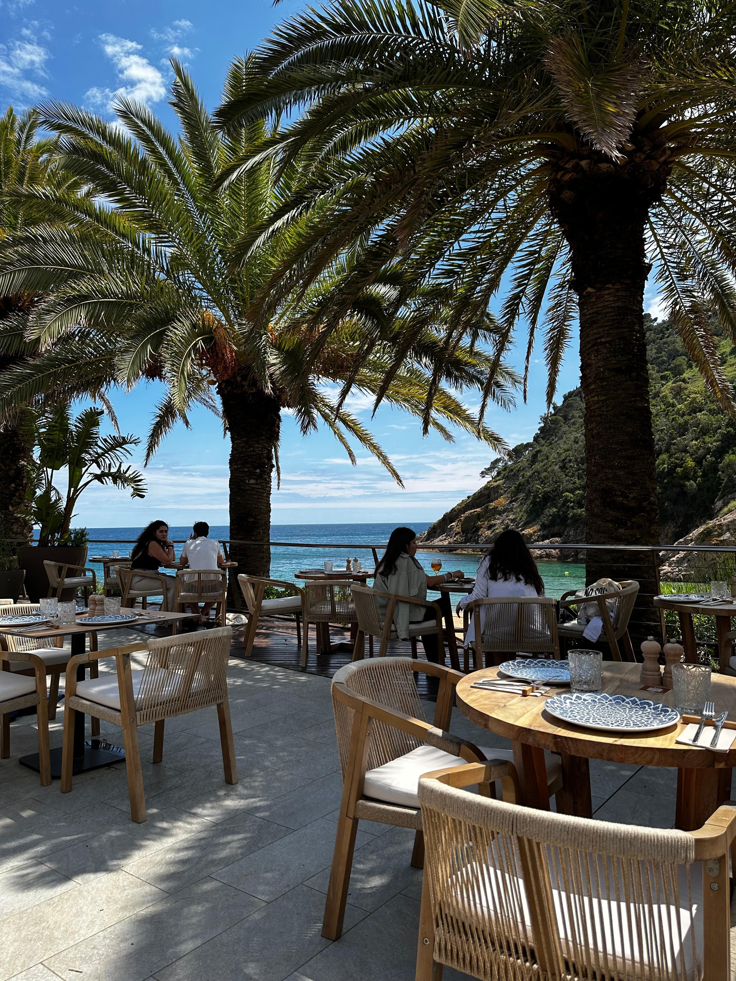 Beach restaurant glass bottom tour stop