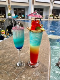 Poolside drinks!