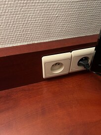 De très jolies prises électriques des années 80… mais juste une ! Faut pas exagérer 😂😂