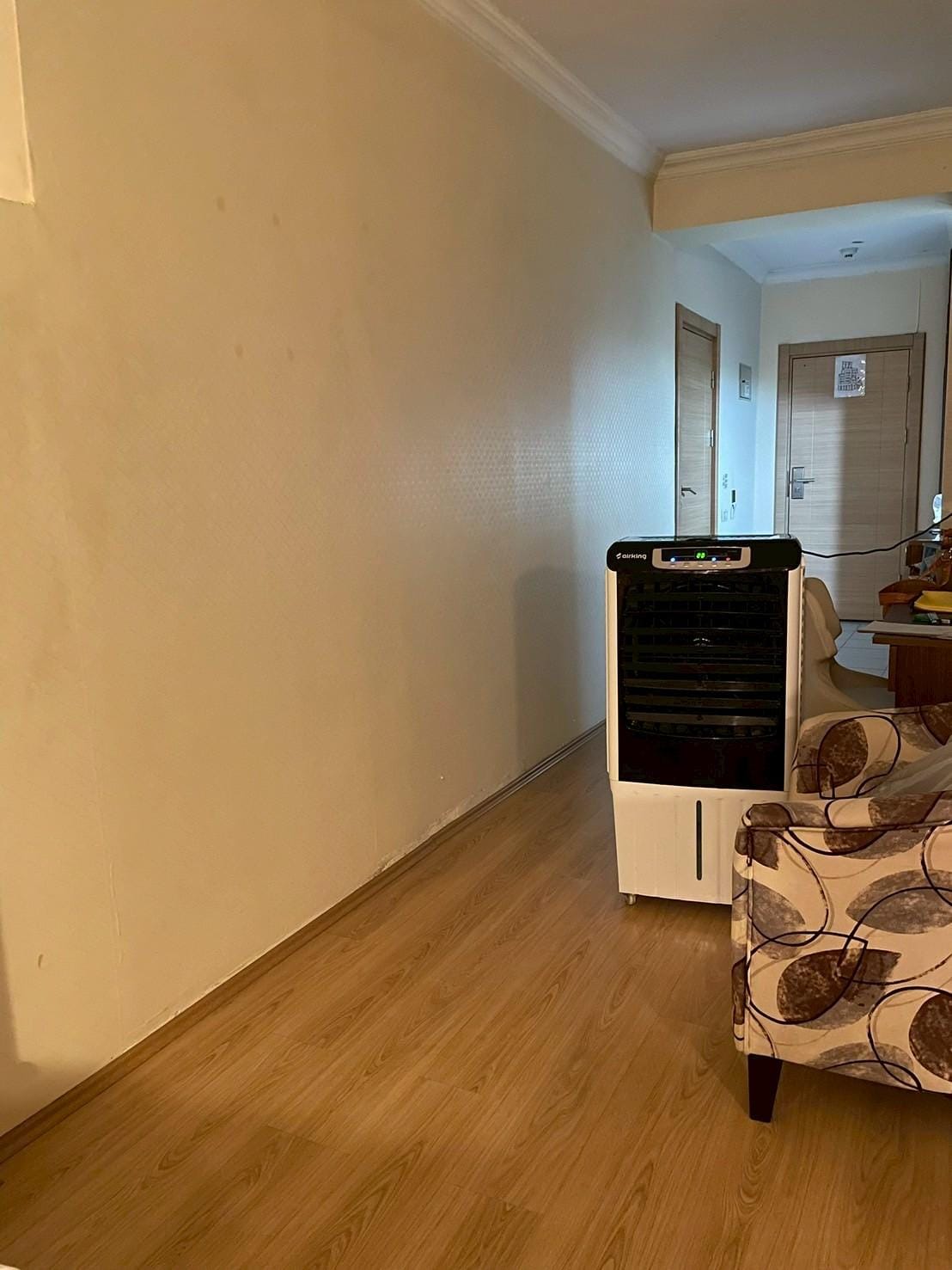 冷房無しを受付に言うと持ってきたスポットクーラー。部屋の温度は下がらない。とても暑く不快。