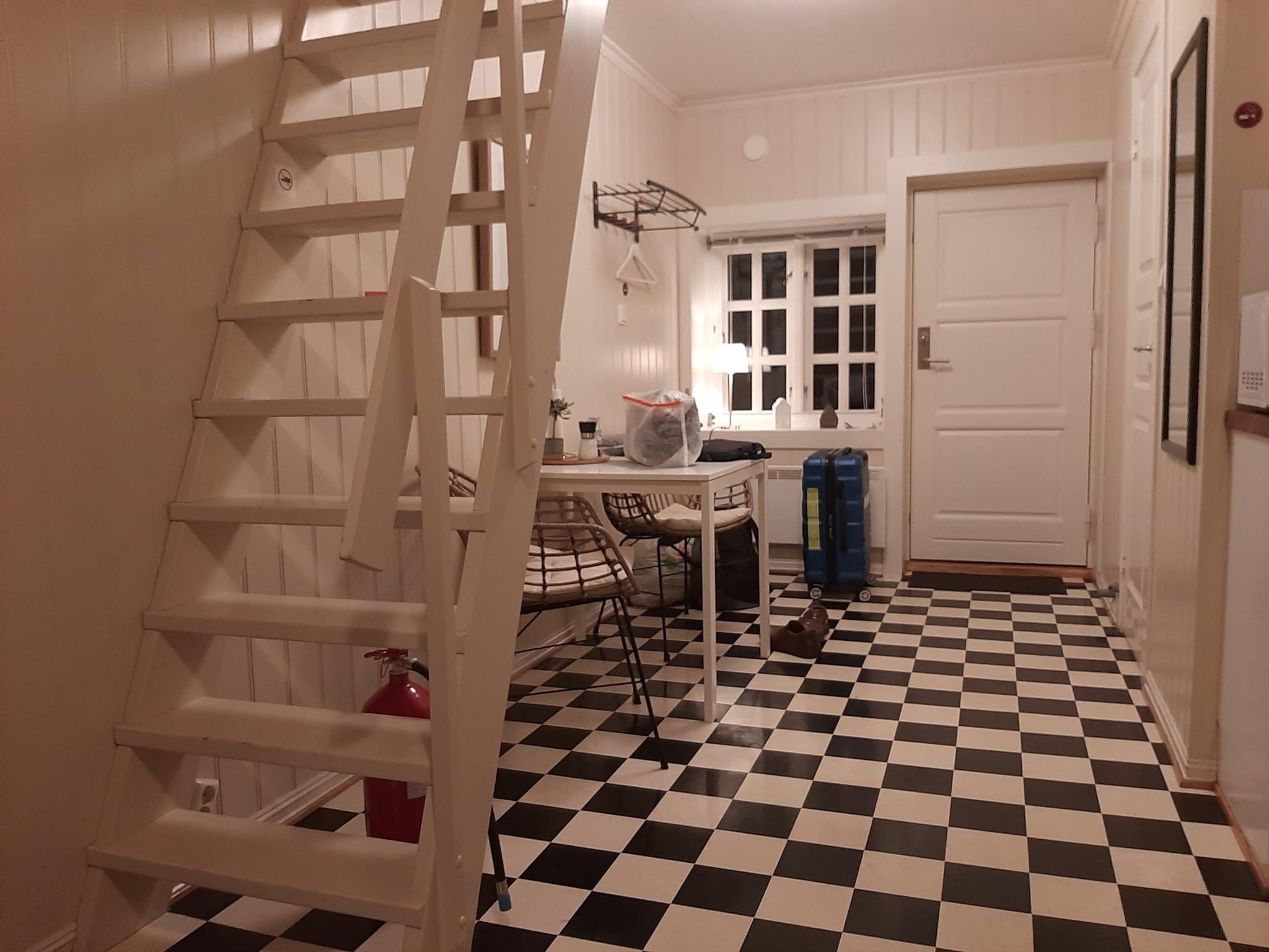 Hög trappa till loftet, med sängarna.