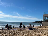 Strand direkt am Restaurant unten am Meer