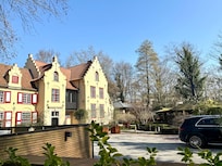 Hotell fasad och parkering