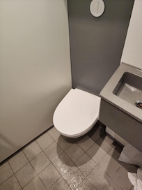 Zu wenig Platz im WC zum Sitzen