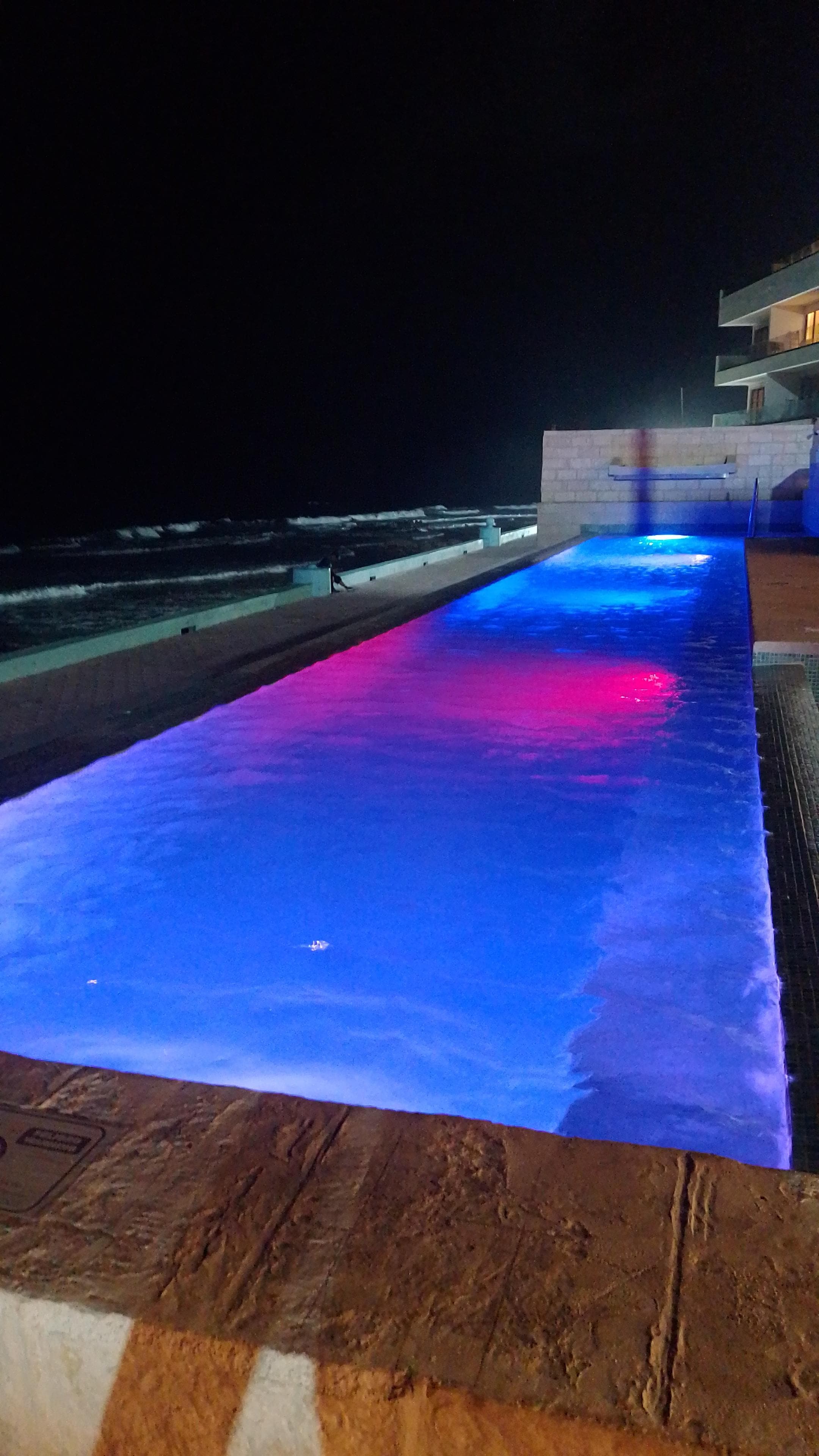 Tomando algo en la piscina 🍹