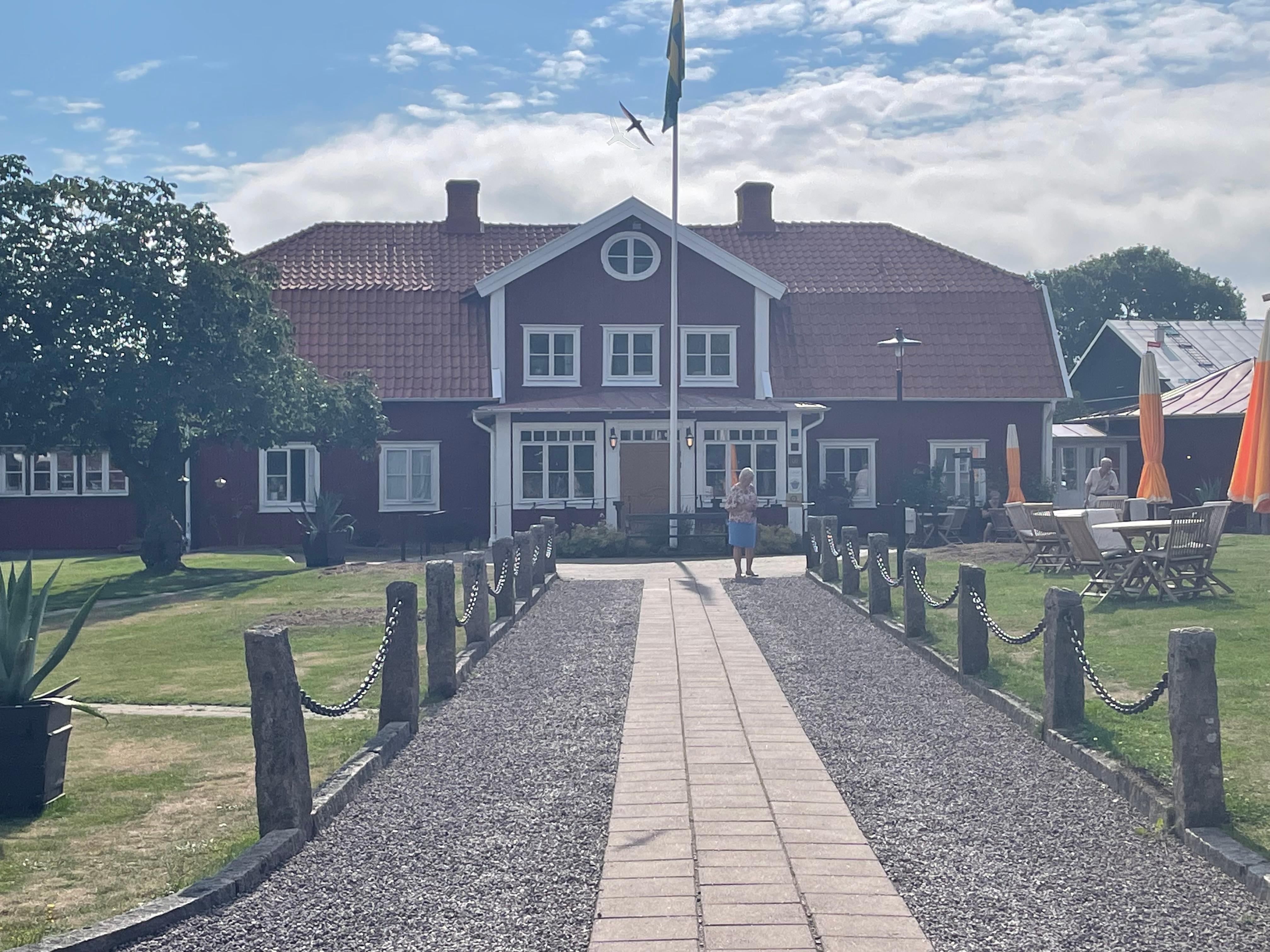 Koselig bygg inn til spisesalen.