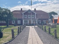 Koselig bygg inn til spisesalen.