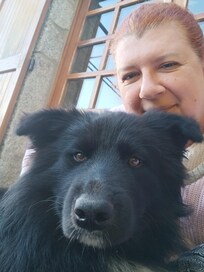 Petit câlin avec un des chiens de Jérémy.