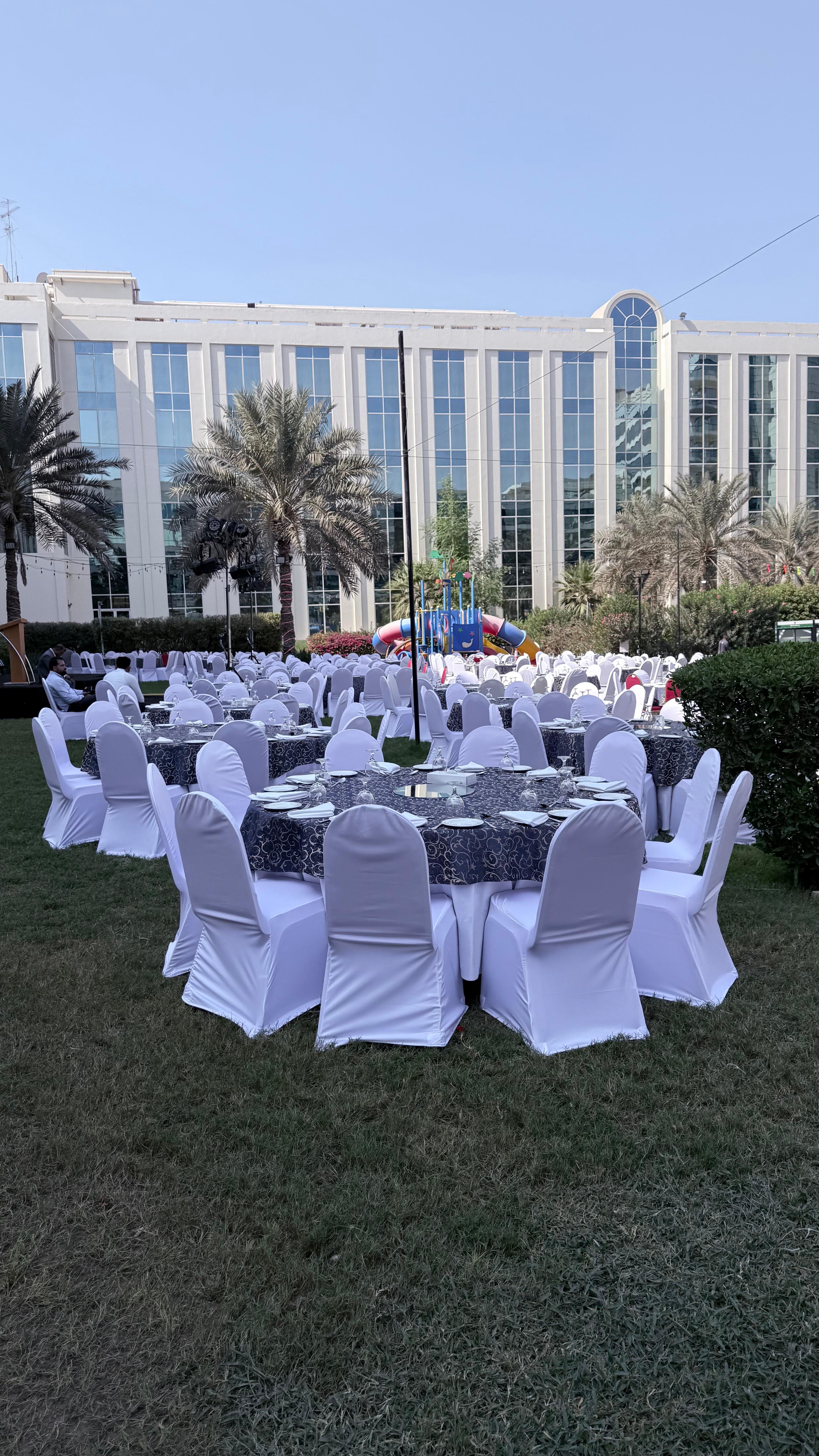 Dukat i trädgården iför en privilegierad fest.