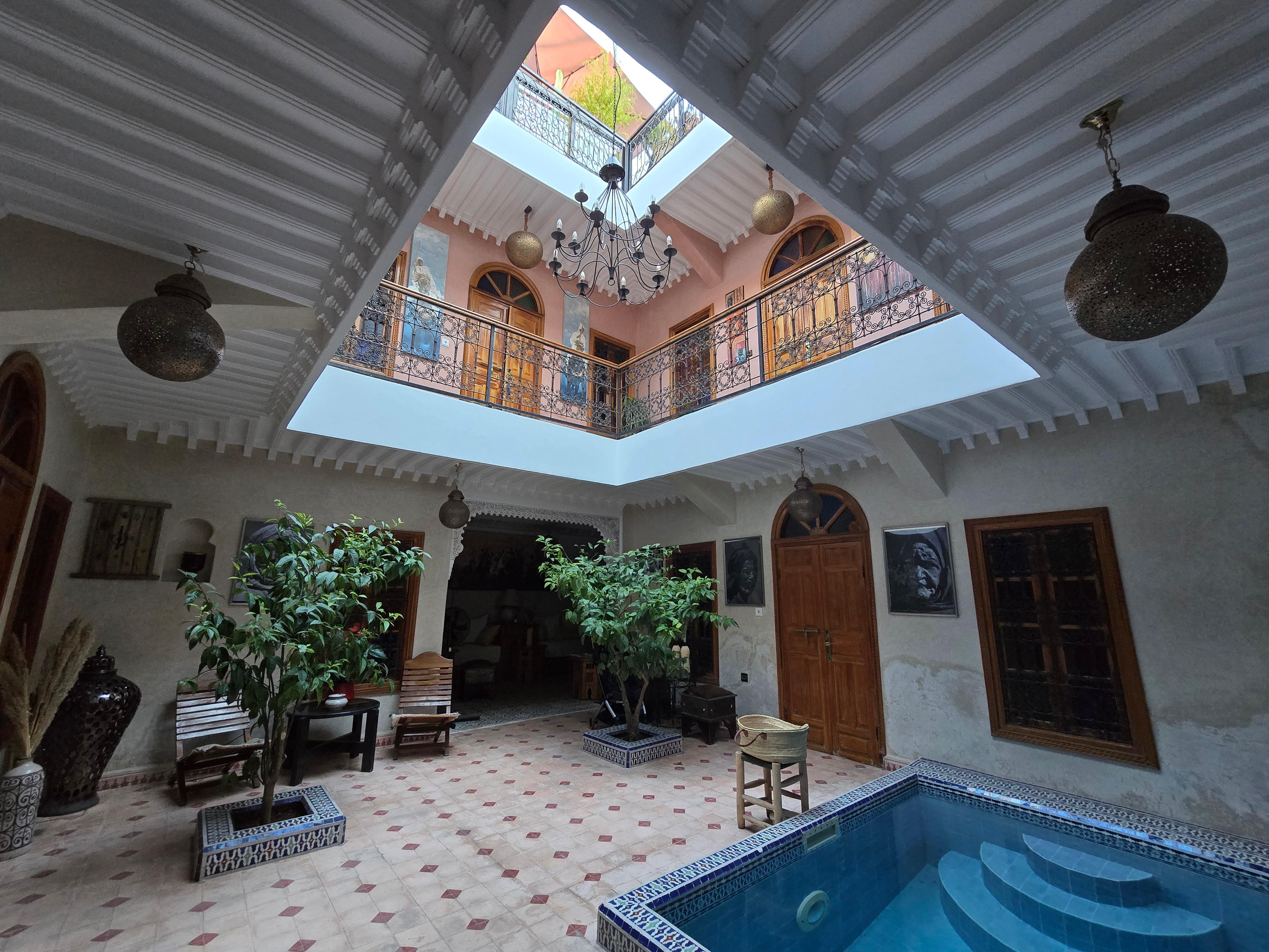 Hall ingresso, cortile con piscina