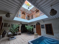 Hall ingresso, cortile con piscina